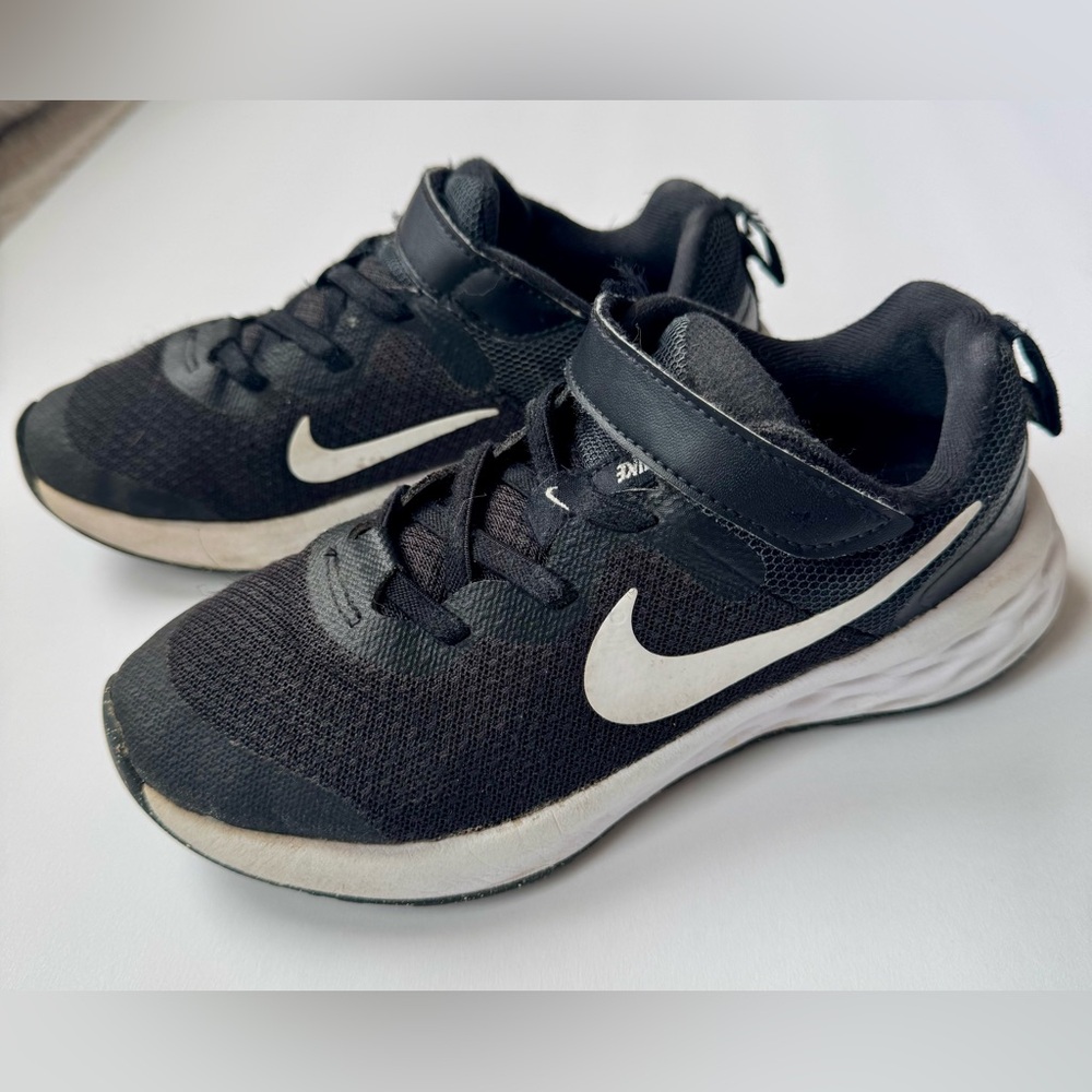 Nike Kids Black & White Sneakers - Picture 11 of 13